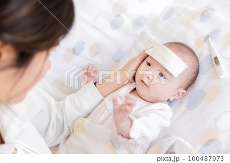 赤ちゃん　熱　看病　ママ 100487973