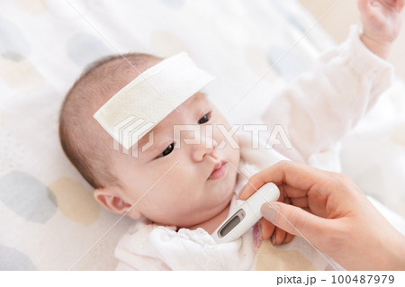赤ちゃん　熱　看病　ママ 100487979