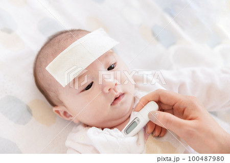 赤ちゃん　熱　看病　ママ 100487980
