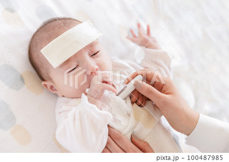 赤ちゃん　熱　看病　ママ 100487985