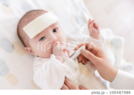 赤ちゃん　熱　看病　ママ 100487986
