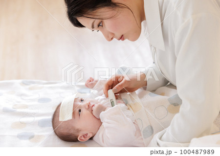 赤ちゃん　熱　看病　ママ 100487989