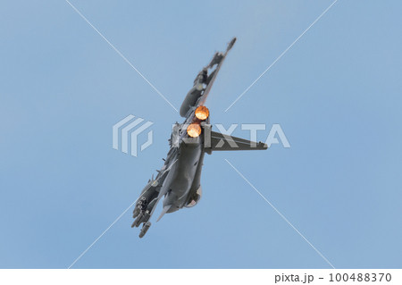 イギリス空軍タイフーンFGR4バレルロール 100488370