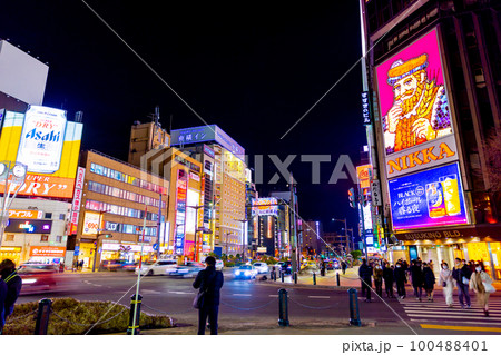 【北海道】すすきの交差点・歓楽街の夜景 【北海道】すすきの交差点・歓楽街の夜景 100488401