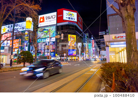【北海道】すすきの交差点・歓楽街の夜景 【北海道】すすきの交差点・歓楽街の夜景 100488410
