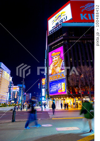 【北海道】すすきの交差点・歓楽街の夜景 【北海道】すすきの交差点・歓楽街の夜景 100488452
