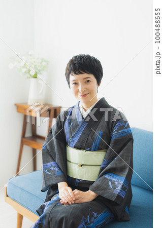 ベリーショートの女性 ベリーショートの女性 100488655