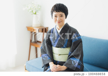 ベリーショートの女性 ベリーショートの女性 100488658