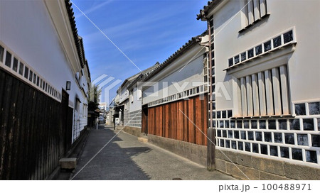 倉敷美観地区・路地裏の風景（岡山県倉敷市） 100488971