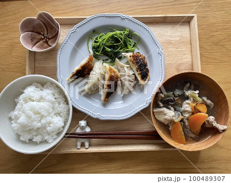 手作り餃子をお盆に載せたランチプレート 手作り餃子をお盆に載せたランチプレート 100489307