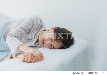 ベッドルームの女性　 100489353