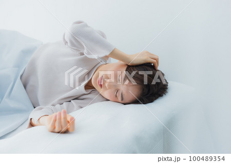 ベッドルームの女性 ベッドルームの女性 100489354