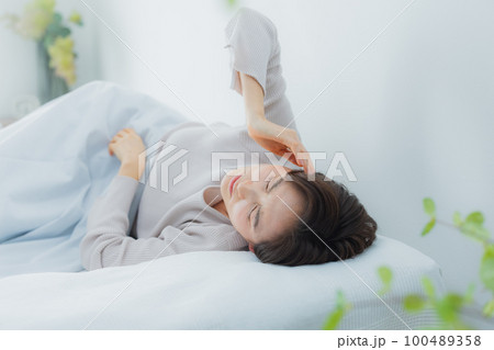 ベッドルームの女性　 100489358