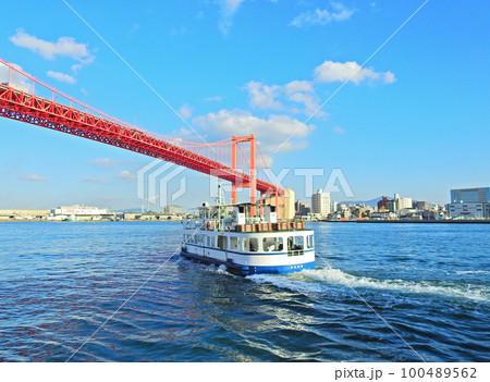 北九州市若松区の国指定重要文化財若戸大橋と若戸渡船 100489562