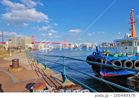 北九州市若松区の若戸大橋が見える若松南海岸通り 100489576