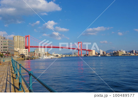北九州市若松区の若戸大橋が見える若松南海岸通り 100489577