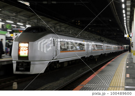 夜の高崎線特急スワローあかぎ号:651系電車(流し撮り) 夜の高崎線特急スワローあかぎ号:651系電車(流し撮り) 100489600