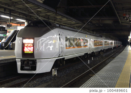夜の高崎線特急スワローあかぎ号：651系11両編成 100489601