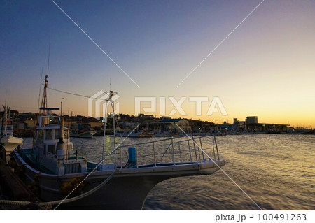 大洗港　漁港　漁船　漁　朝日　明け方 100491263