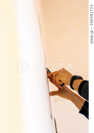 子供部屋のリフォーム　壁紙の貼り付け 100491723