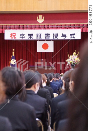 準備が整った高校の卒業式で待つ保護者の後ろ姿 準備が整った高校の卒業式で待つ保護者の後ろ姿 100493775