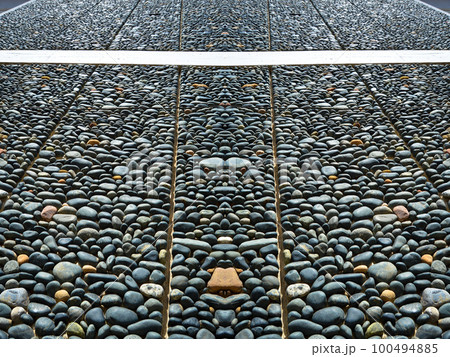 Wall texture decorated with blue pebbles, pebbles glued to the wall Wall texture decorated with blue pebbles, pebbles glued to the wall 100494885
