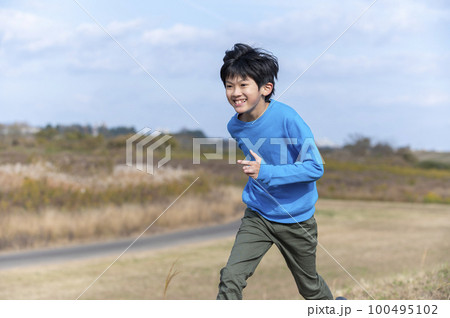 走る小学生の男の子 100495102
