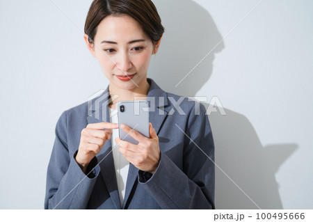 スマートフォンを使う若い女性　ビジネスイメージ 100495666