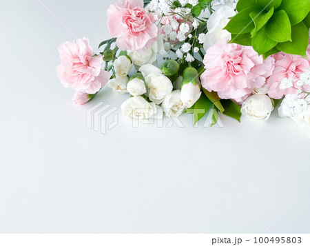 Close up photo of a bouquet of pink and white 100495803