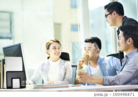four young asian businesspeople meeting in office discussing business plan using tablet PC 100496871