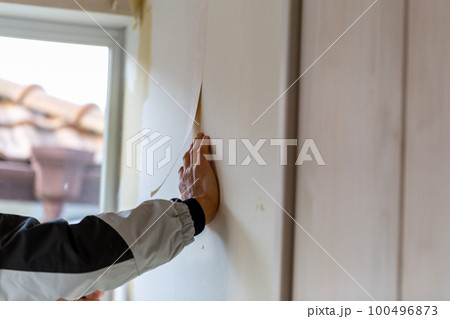 子供部屋のリフォーム　壁紙の貼り付け 100496873