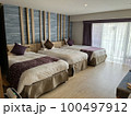 ホテルのベッドにて 100497912