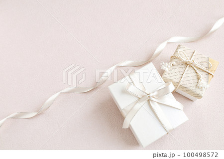 プレゼントのイメージ　ピンク背景 100498572