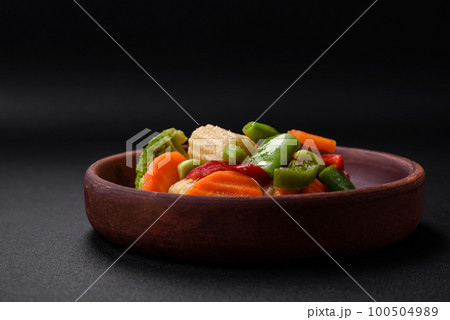 Delicious healthy vegetables steamed carrots, broccoli, asparagus beans 100504989