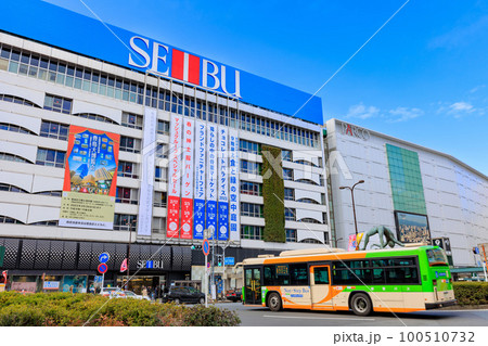 東京 池袋駅前の都市風景 西武池袋本店と池袋PARCO 東京 池袋駅前の都市風景 西武池袋本店と池袋PARCO 100510732