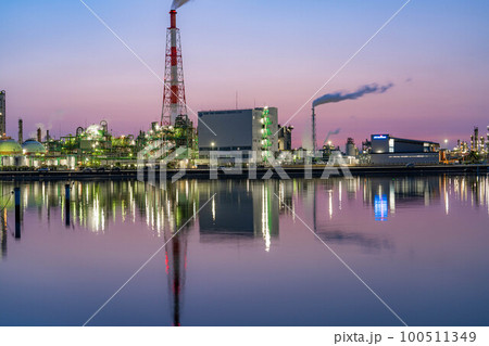 【朝焼け素材】四日市市の工場朝焼け【三重県】 【朝焼け素材】四日市市の工場朝焼け【三重県】 100511349