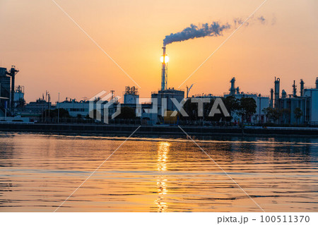 【朝焼け素材】四日市市の工場朝焼け【三重県】 【朝焼け素材】四日市市の工場朝焼け【三重県】 100511370