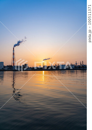 【朝焼け素材】四日市市の工場朝焼け【三重県】 100511371