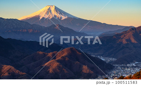 （山梨県）百蔵山展望・朝焼けに染まる富士山と山並みの絶景 100511583