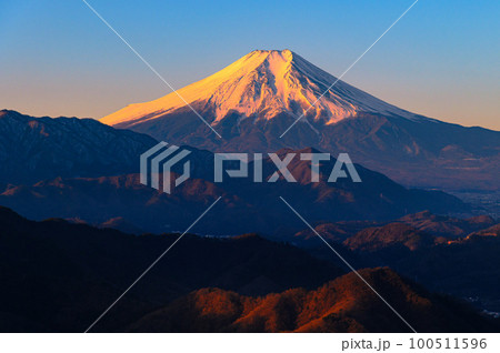 （山梨県）百蔵山展望・朝焼けに染まる富士山と山並みの絶景 100511596