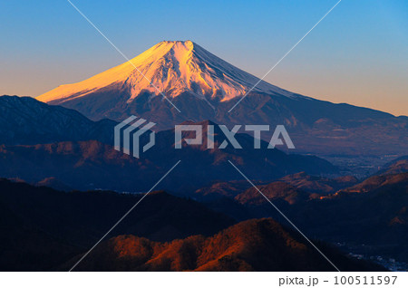 （山梨県）百蔵山展望・朝焼けに染まる富士山と山並みの絶景 100511597