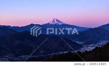 （山梨県）百蔵山展望・朝焼けに染まる富士山と山並みの絶景 100511605