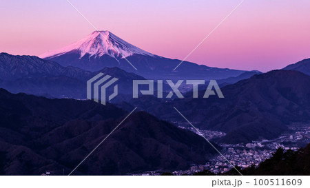 （山梨県）百蔵山展望・朝焼けに染まる富士山と山並みの絶景 100511609