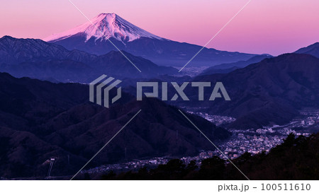 (山梨県)百蔵山展望・朝焼けに染まる富士山と山並みの絶景 (山梨県)百蔵山展望・朝焼けに染まる富士山と山並みの絶景 100511610