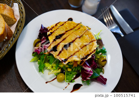Close up of scallop snack baked with cheese served on seashell 100515741