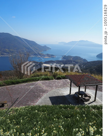 上関町「水仙咲く上盛山から上関海峡を展望」 上関町「水仙咲く上盛山から上関海峡を展望」 100516829