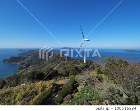 上関町「上盛山展望台」(風力発電風車の先に祝島を見る) 100516834