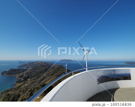 上関町「上盛山展望台」(展望台頂上から見る長島と祝島) 100516836