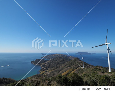 上関町「上盛山展望台」(風力発電風車と左に祝島連絡船) 上関町「上盛山展望台」(風力発電風車と左に祝島連絡船) 100516841