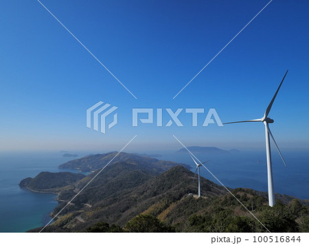 上関町「上盛山展望台」(朝もやに浮かぶ風車と祝島) 100516844